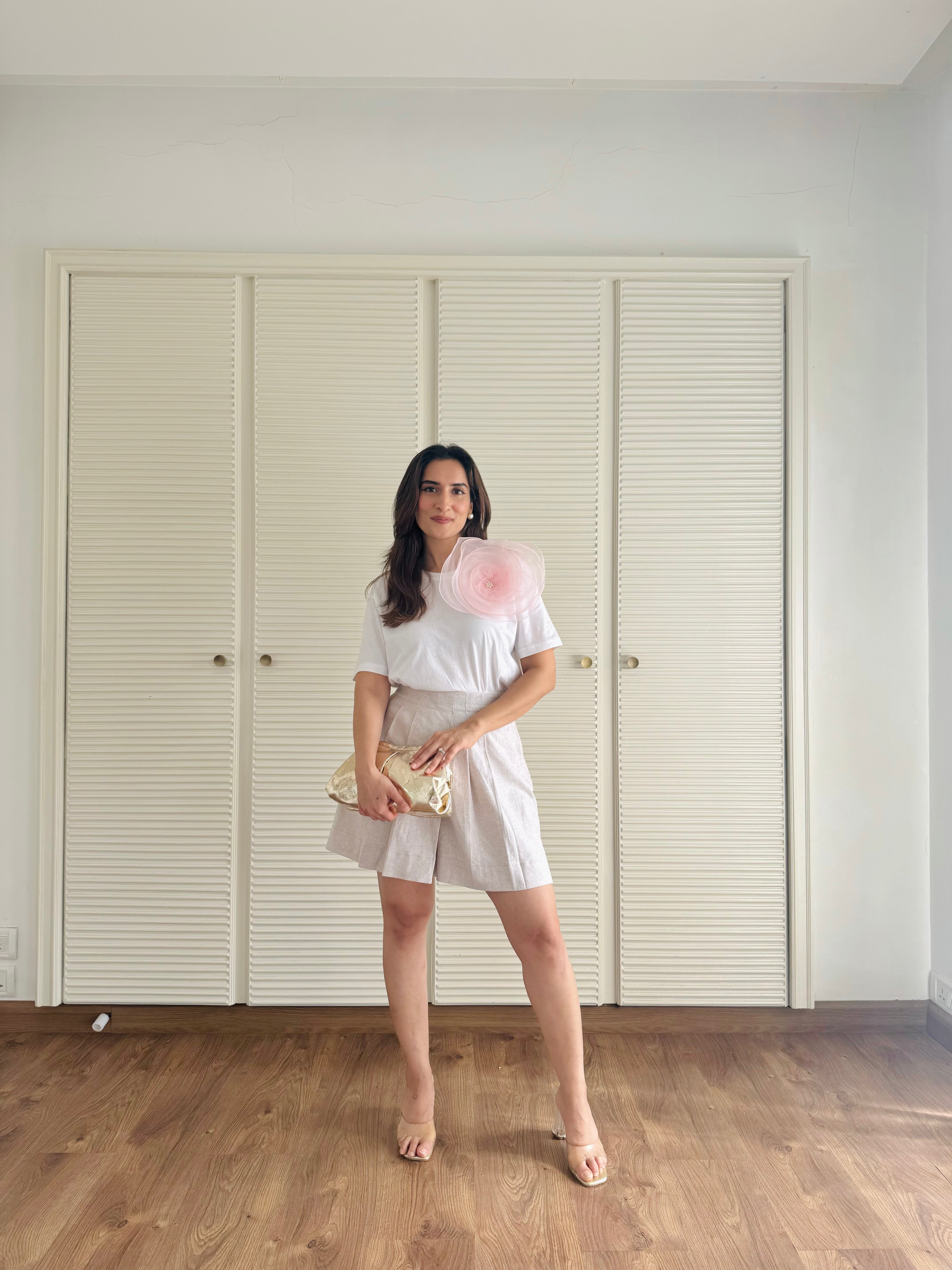 WHITE TSHIRT WITH PINK FLOWER